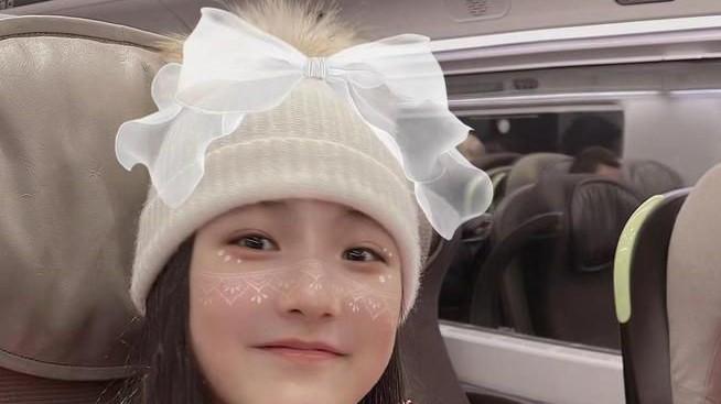 李湘|李湘母女飞迪拜跨年，来回机票高达16万，坐头等舱自拍疑似炫富