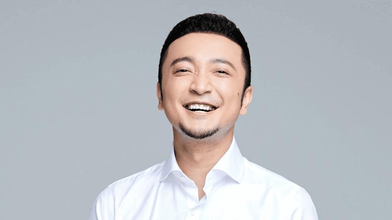 |尼格买提被曝恋情，520约会金发美女，对方儿子7岁二人宛如父子