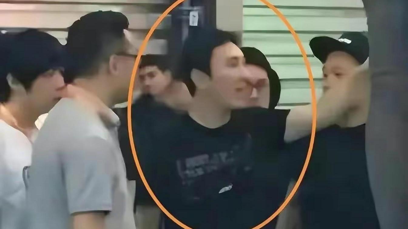 |王思聪夜店疑打人，用力抓住美女头发表情狰狞，周围被保镖看守