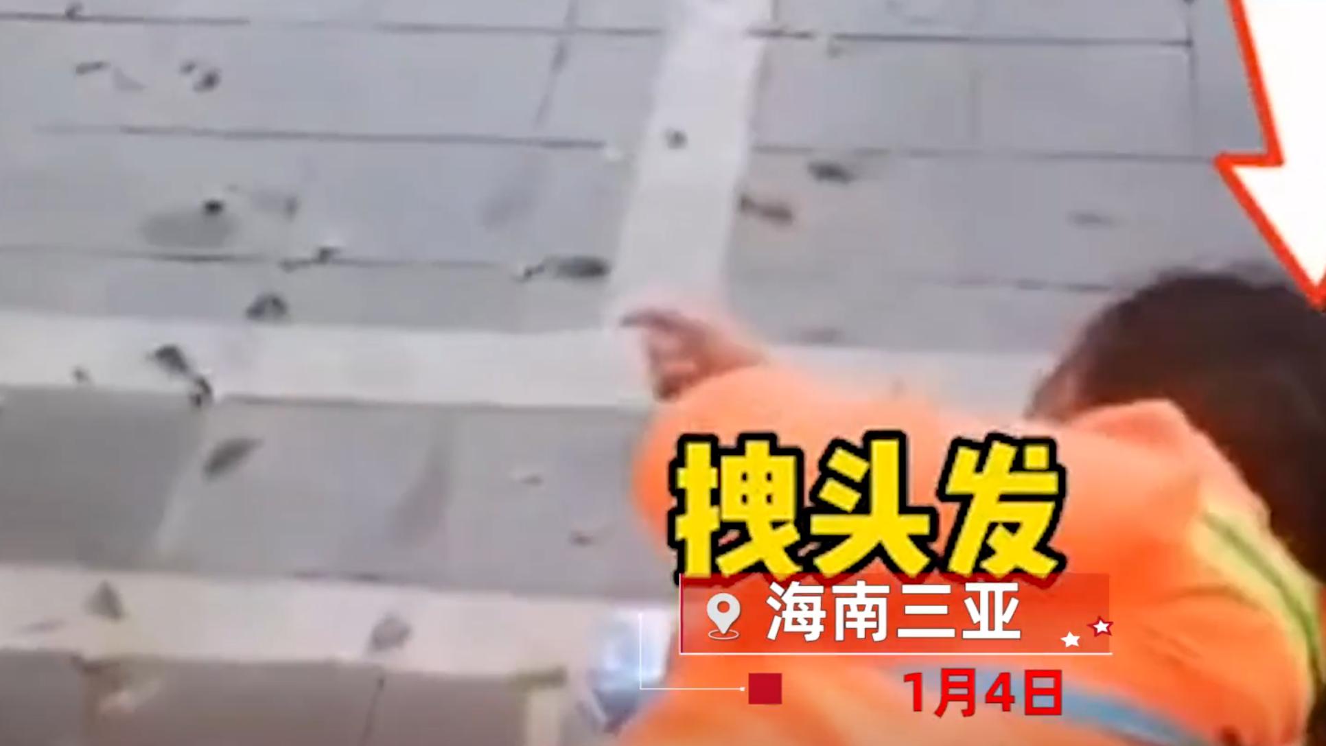 海南三亚，环卫工人因店内非自己的工作区域，拒绝了烧烤店老板打扫店内卫生的要求后，遭