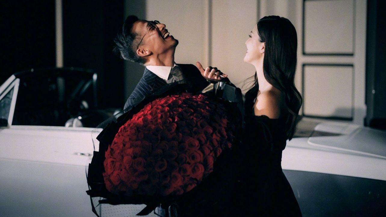 吴千语晒鸽子蛋大钻戒，曝光上海豪华别墅，沙发价格高达15万