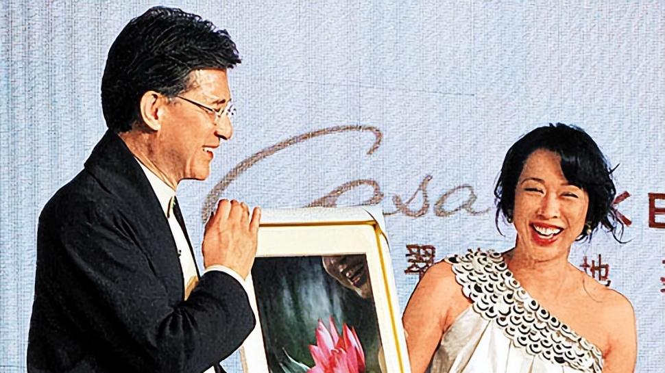 罗康瑞公司举办50周年庆，朱玲玲戴祖母绿出席，百亿家产将给继女