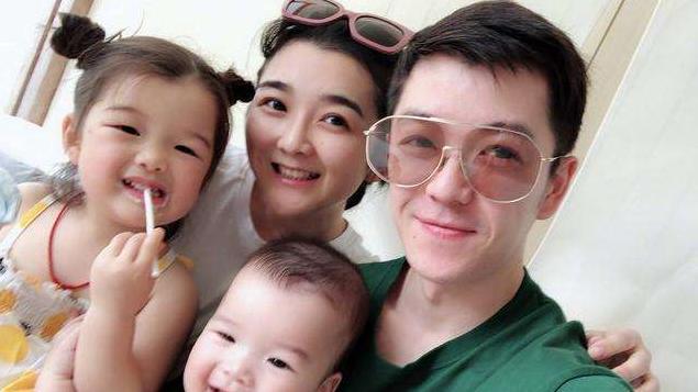 王栎鑫与儿女深情合唱，表演得到多方称赞，感情生活再被提及