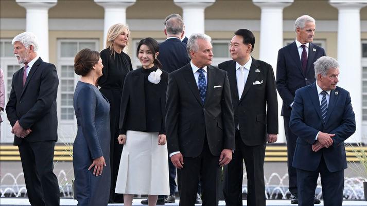 泽连斯基 峰会第二天韩国夫人和泽连斯基老婆一起营业！黄白配超美，稳赢啊