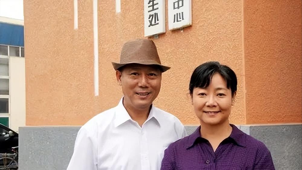 萨日娜：结婚33年只生孩子不做饭，帅气演员丈夫把她宠成宝