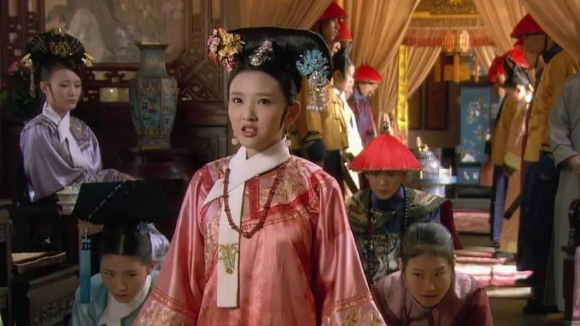 祺贵人被乱棍打死时，谁注意到她的脚了？这才是甄嬛的厉害之处