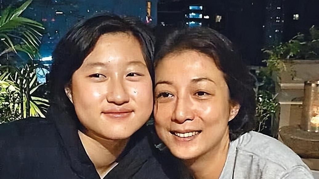 吴绮莉|吴绮莉深夜直播，畅聊与成龙当年一段情以及小龙女近况，引来热议