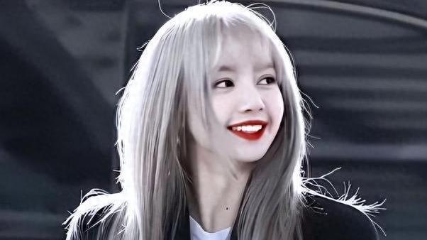 Lisa晒疯马秀演出照，仅用串珠遮臀，眼神迷离表情享受，直言想再去