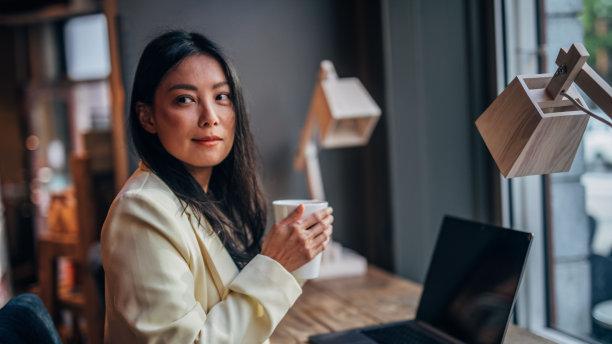 |职场中，不要相信任何人，除非你想要相信你