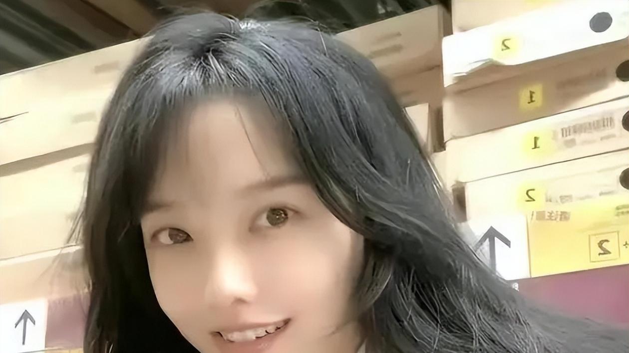 |挖呀挖黄老师复工登上央视，素颜被嘲像嫩牛五方，榜一大哥错付了