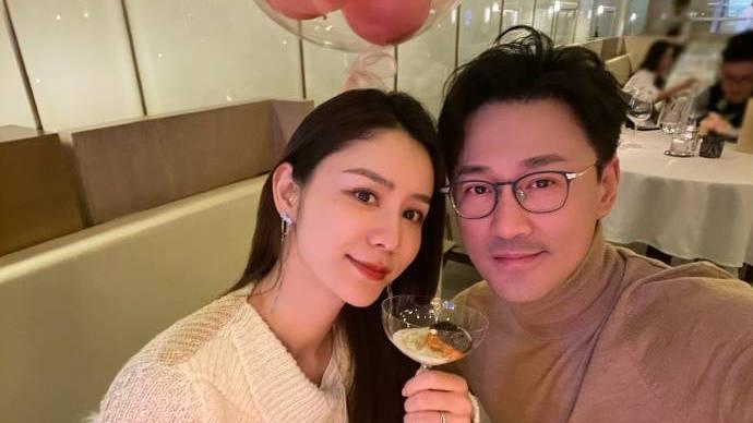 林峯与张馨月共同庆祝了他们的结婚四周年！