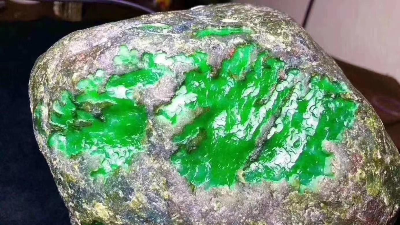 翡翠手镯|面临枯竭的缅甸翡翠，矿藏储量还有多少？中国年消耗翡翠原石多少吨？