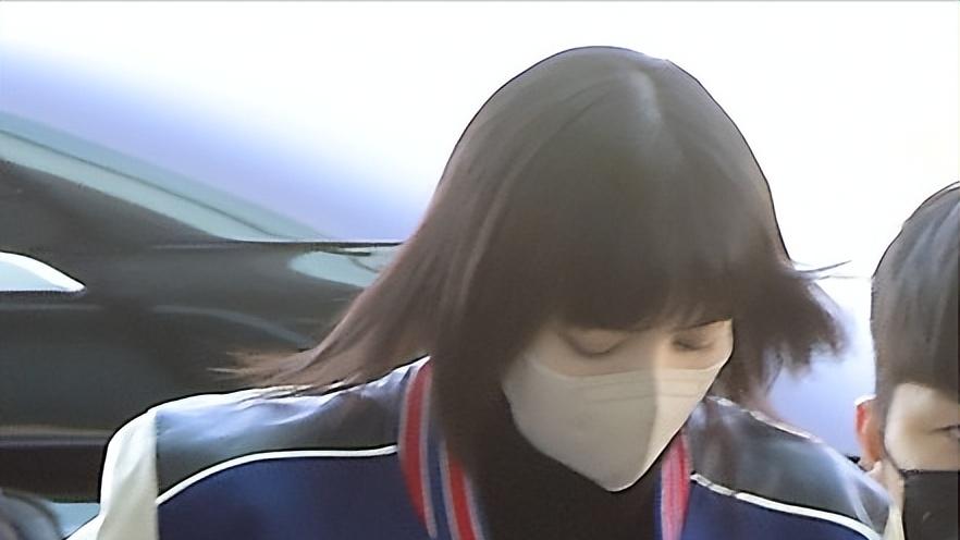 医美 Lisa现身仁川机场，新发型曝光，将前往巴黎参加Celine男装秀场