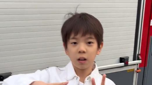 霍思燕|霍思燕9岁儿子模样大变，龅牙嘴巴突出疑腺样体面容，身高超标准