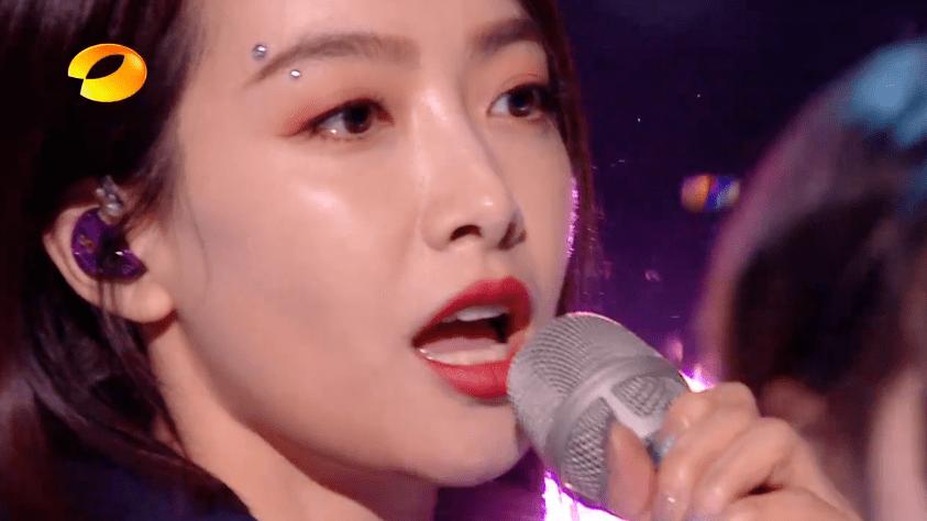 眼影 26位女星跨年争艳大戏：杨幂穿貂，杨紫撩开刘海，一个比一个有招