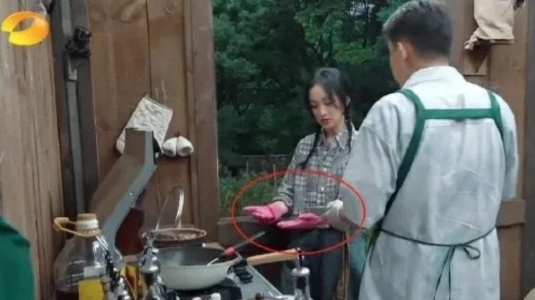 黄磊|大瓜！周迅与黄磊重逢，两人行为举止被指太暧昧，许多蛛丝马迹被扒！