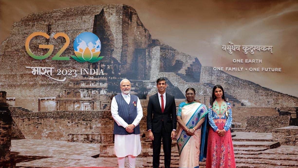 印度G20峰会晚宴！韩国夫人穿小黑裙肩上戴白花，日本夫人穿纱丽