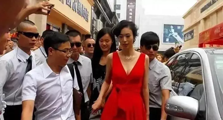 车模兽兽：被杨迪捧红又毁掉，嫁给外国老公生一子，如今怎样了