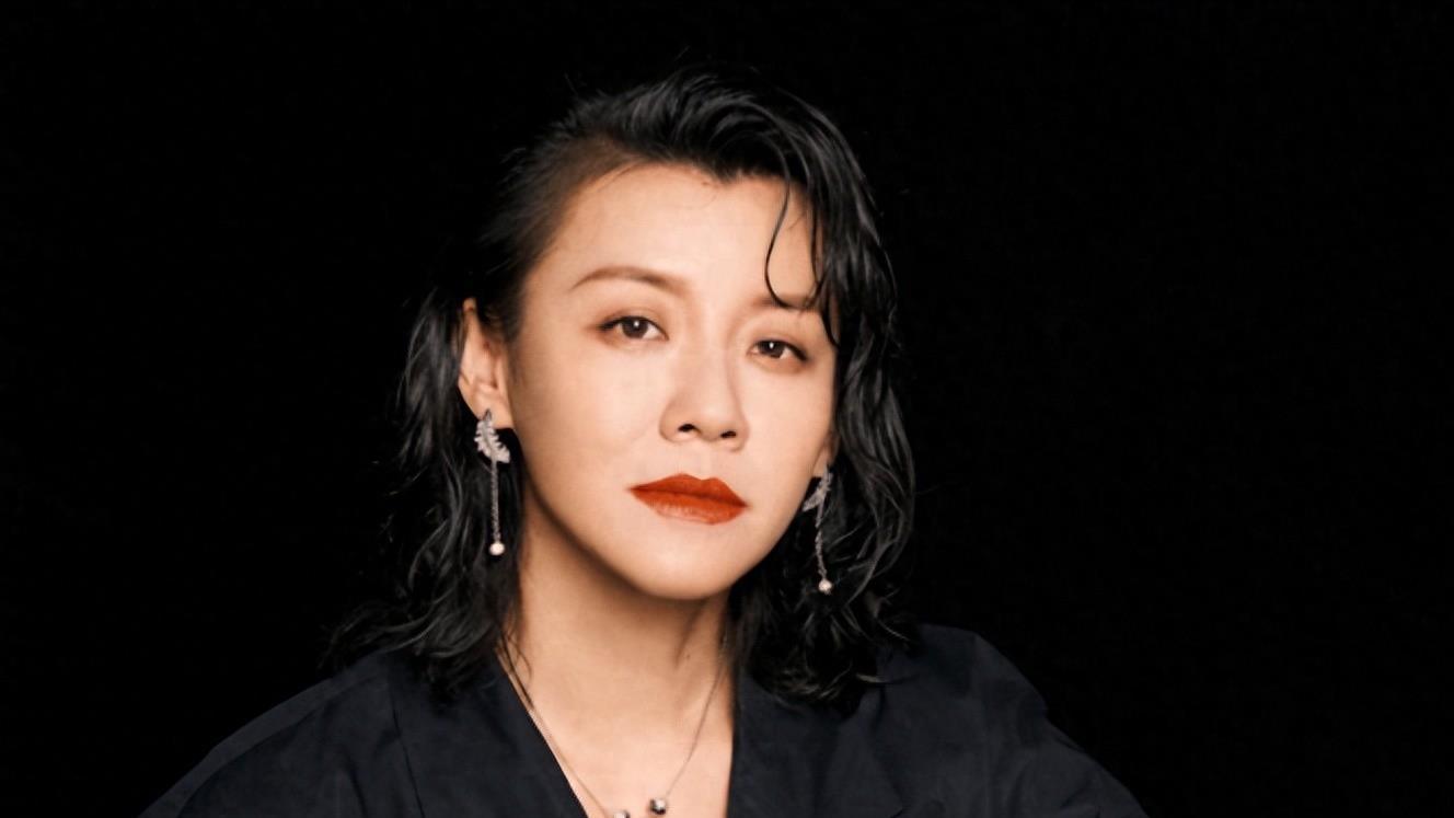 她与导演同居三年却惨遭抛弃，转身下嫁穷小子后，竟还翻身逆袭了！