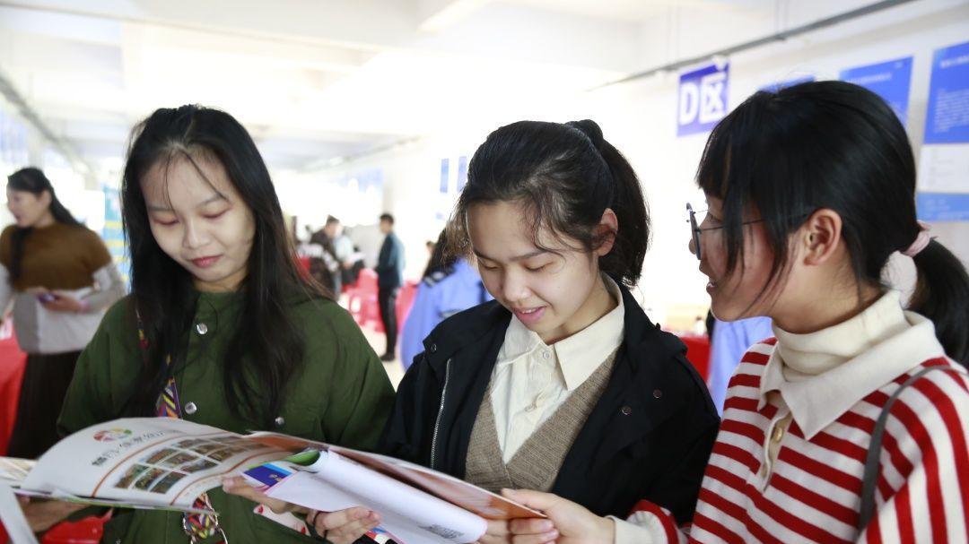 安徽某卷烟厂招聘离谱：南航毕业生干操作，财务专业女生搞维修