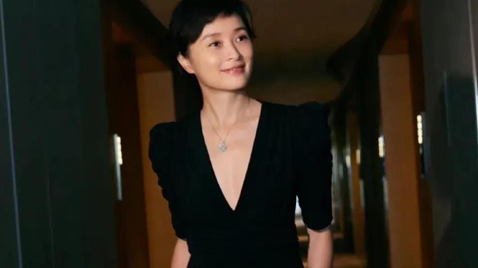 吴越 陈建斌前女友吴越，穿V领小黑裙剪“狗啃短发”，50岁也美得高级