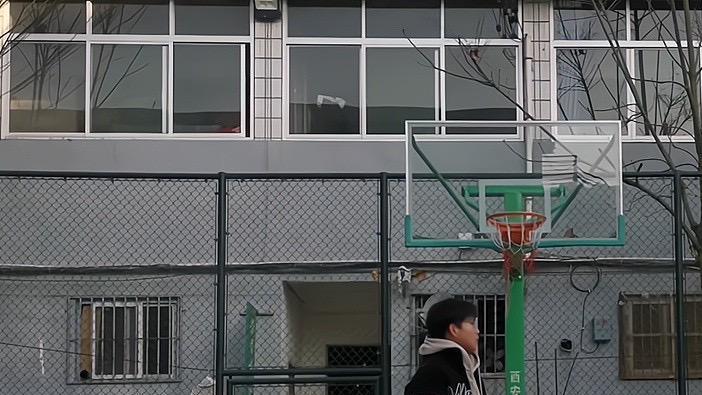 陕西：男子球场打球遭大妈制止：孩子上网课呢