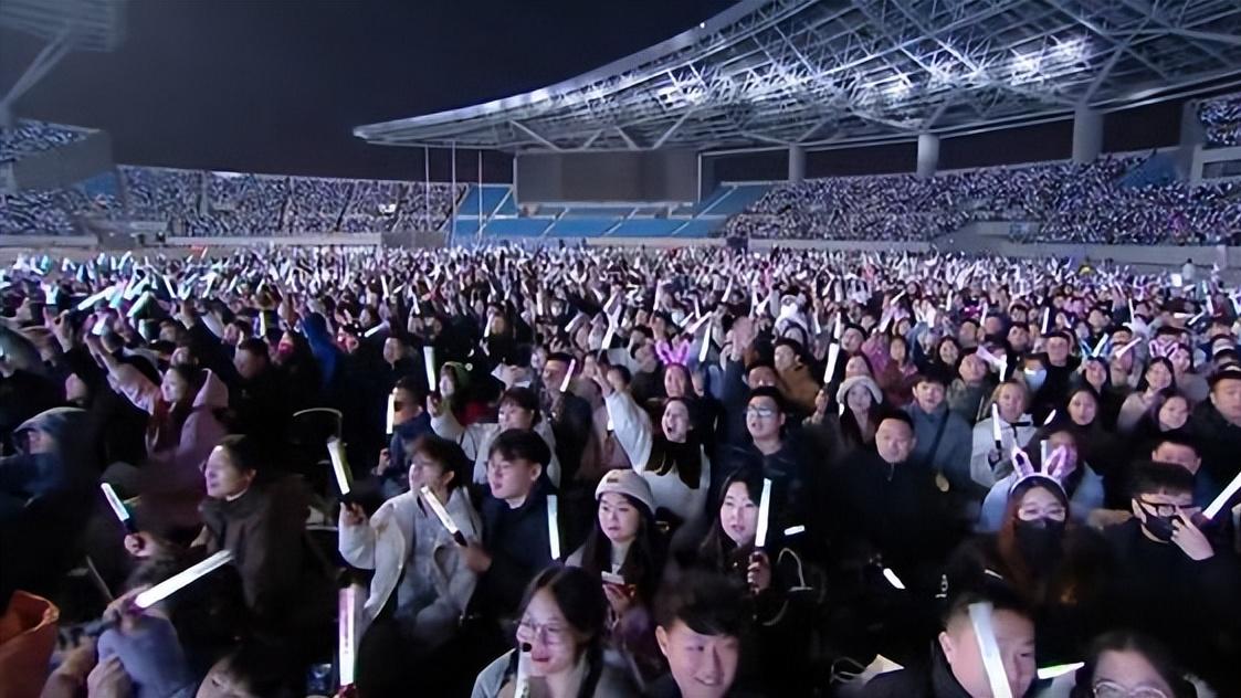 小杨哥意外曝光明星出场费，最低仅50万，扯掉娱乐圈的遮羞布