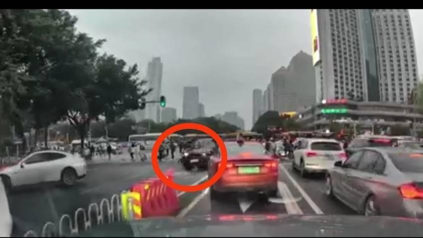 广州宝马司机撞人更多细节披露，司机毫无人性，广州警察则很顽强