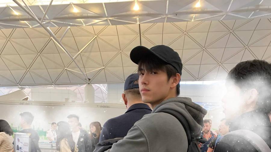 陈飞宇与哥哥香港游玩被偶遇 素颜出行帅气低调