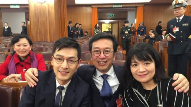 明星|人民大会堂不许化妆明星被打回原形，明星与普通人的差距究竟有多大？