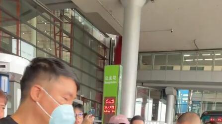 萧亚轩签约李玟生前公司，身型臃肿走路需搀扶，精神状态令人担忧