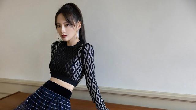 穿衣搭配 张嘉倪霸气归来，穿“二截裙”涂暗黑系红唇，还是那个“腹黑女”