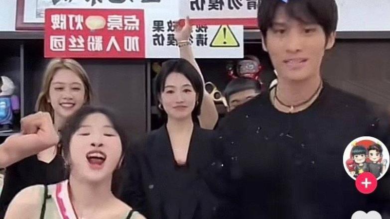 疯狂小杨哥 小杨哥换头像力挺徒弟！和徒弟一唱一和搞擦边，多个封号场面曝光