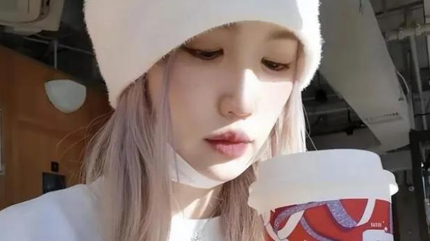 王宝强|王宝强带女友赴港看儿子，13岁儿子外貌曝光，是否亲生一目了然！