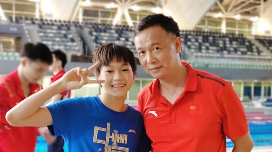 全红婵|全红婵又长高了！和恩师亲密合影，走出丢冠阴影，对粉丝比剪刀手