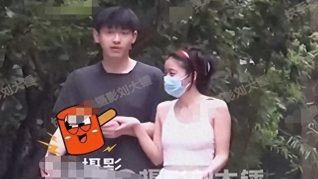 张雪迎疑曝新恋情！遛狗买菜牵手拥抱同回小区，男方神似秦俊杰