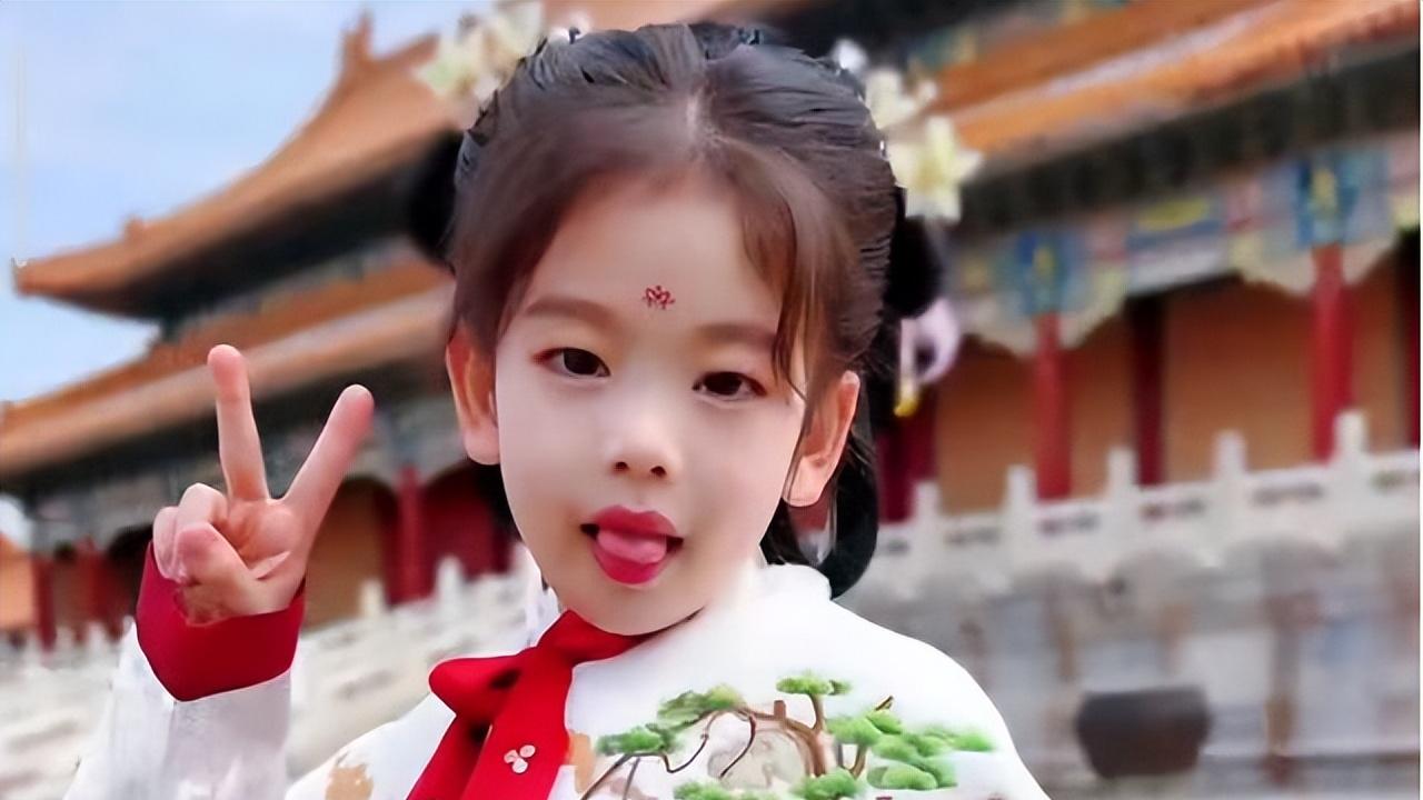 小李琳冬至为家人包饺子，6岁女儿可爱出镜，和爸爸经超长得好像