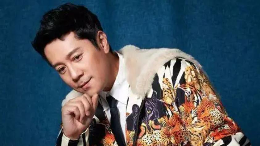 蔡国庆|蔡国庆：22次登上春晚，异国恋后娶亿万富婆妻子，今儿子成他骄傲