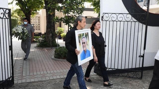 吴耀汉|吴耀汉正式出殡！洪金宝现身送别，47岁儿子满头白发神色忧伤