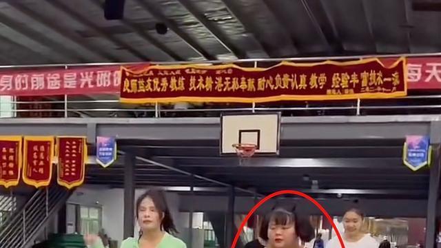 暴饮暴食 重量级女网红突然死亡，年仅22岁，死因真相曝光，家属拉横幅大闹