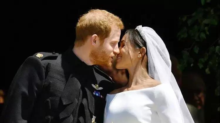 戒指|梅根心有不甘：凯特拿了戴安娜给哈里的蓝宝石戒指，害她只有碎钻