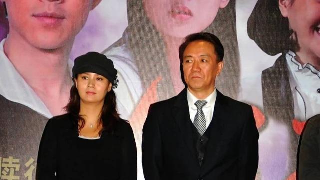 李幼斌携三婚老婆亮相，65岁他的已头发半秃，老成爷爷辈
