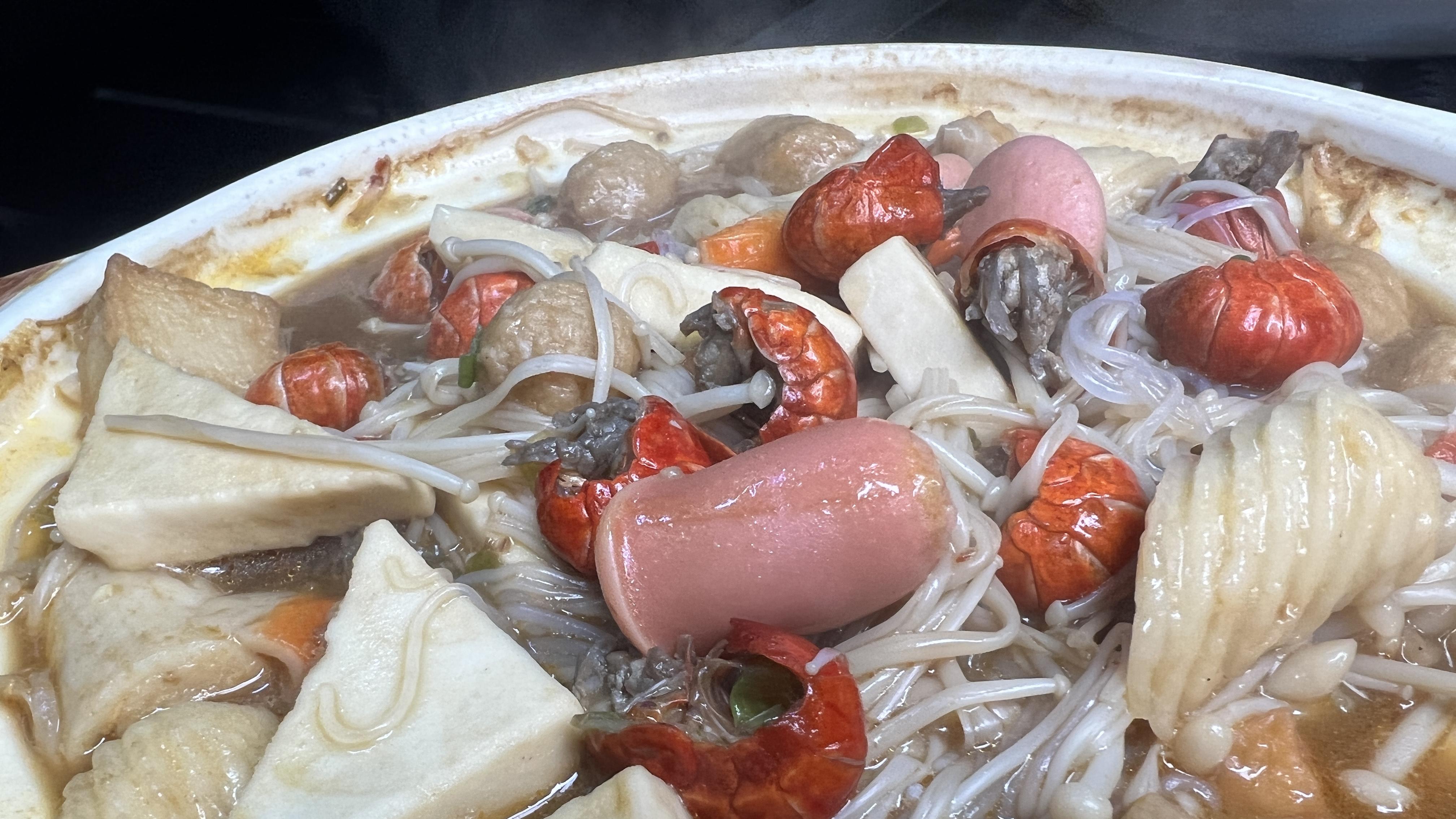 |用金针菇，粉丝，一盒虾尾和火锅丸做美味虾尾粉丝煲，咸香可口