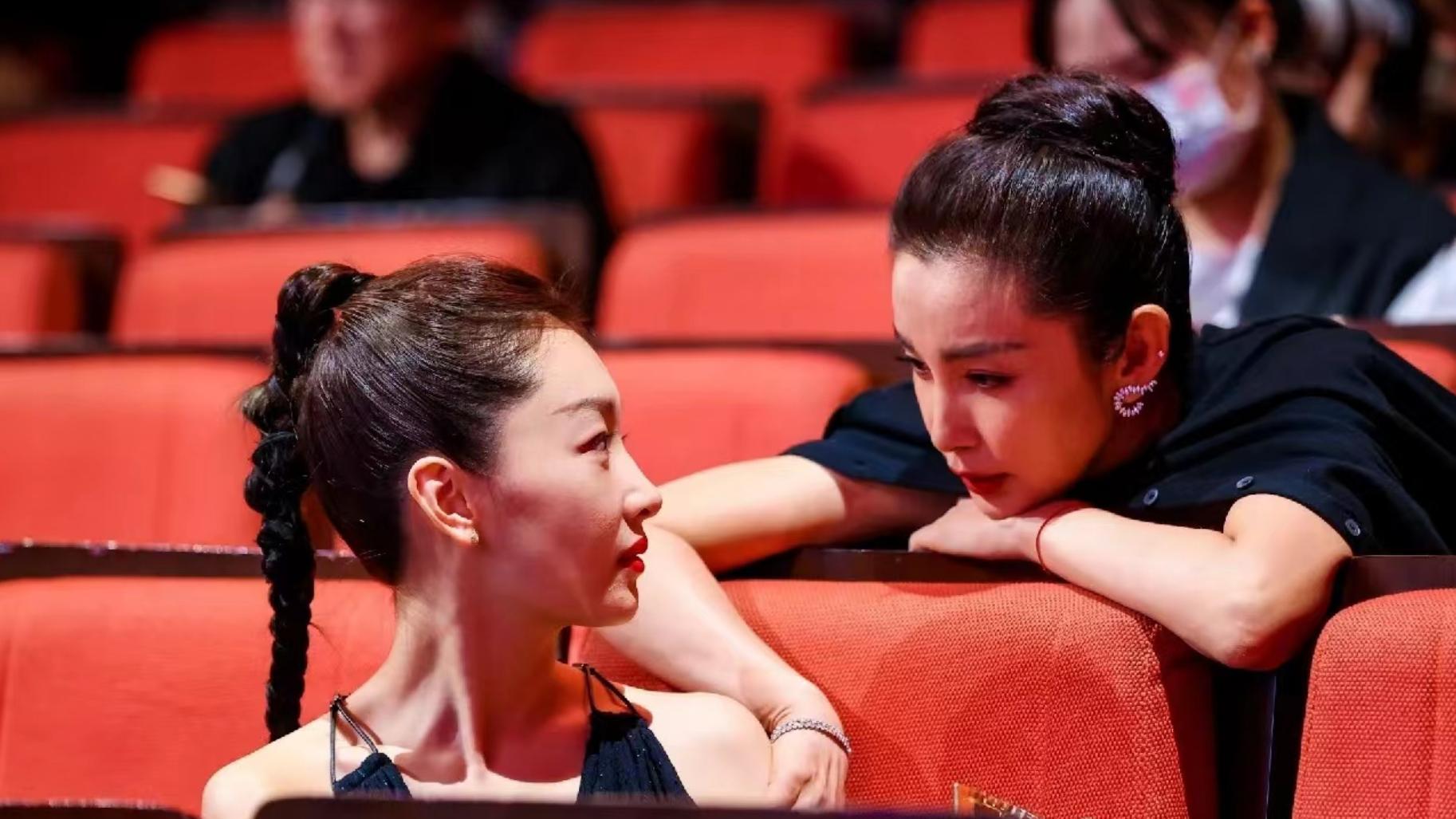 31岁周冬雨被曝未婚先孕？素颜照孕相十足，刘昊然这是要当爸了？