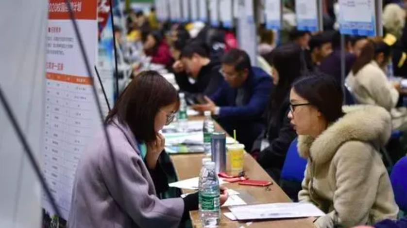 大学生|为什么有些大学生毕业就月薪过万，而有些大学生却找不到工作？