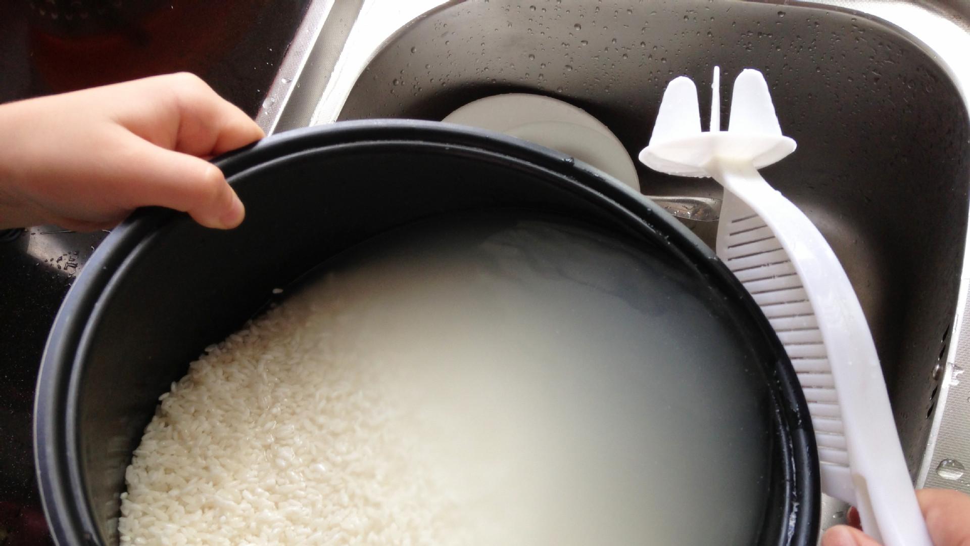 米饭|蒸米饭时，大米到底要洗几次？原来一直做错了，难怪米饭不香不软