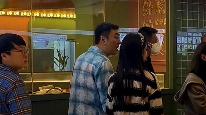 王思聪带女友现身三亚，似与店员发生争执，斥责对方：你当我傻子