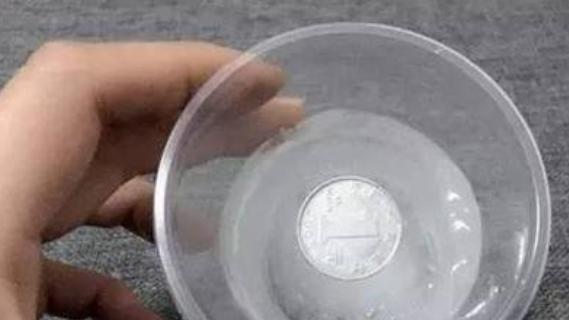出远门时，为什么要给冰箱里放一枚硬币？