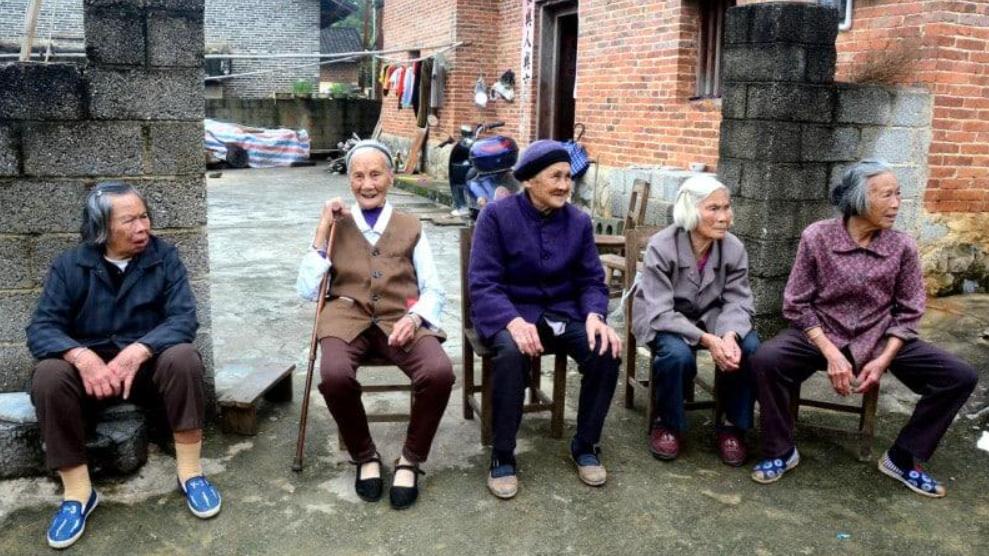 退休金|未富先老！数千万银发老人没有退休金，仍旧没日没夜的干活