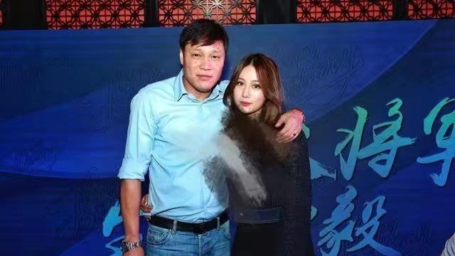 范志毅母亲办寿宴！70多岁很时髦，剪学生头发型，对爱情思想前卫